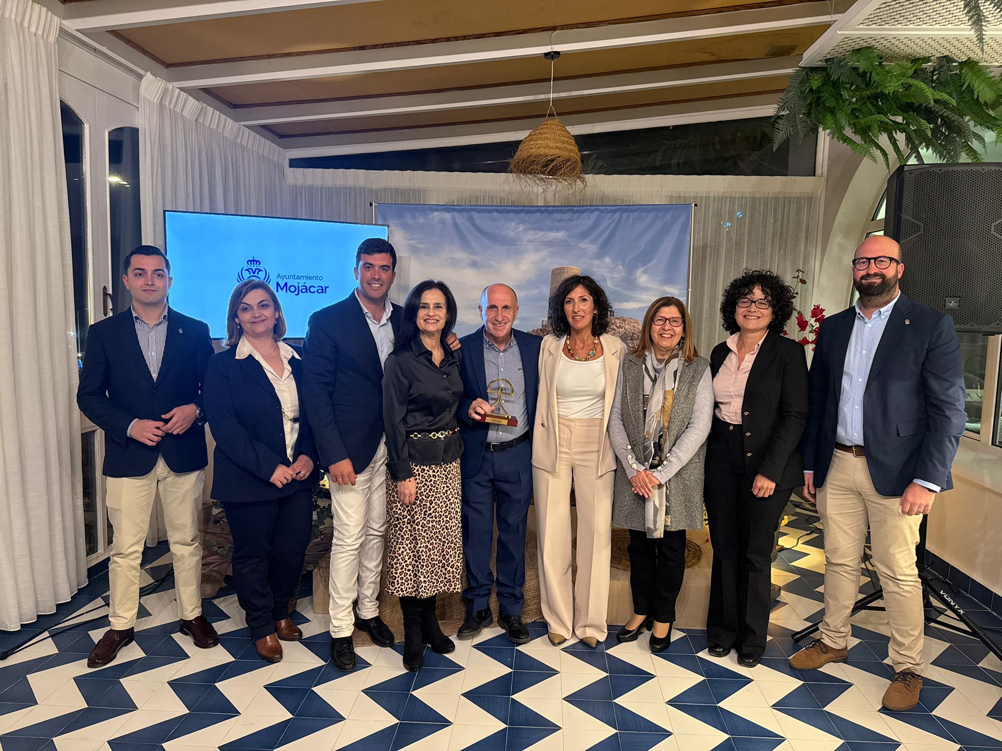 El Ayuntamiento reconoce la trayectoria del histórico gerente de zona de Servigroup en Mojácar y su implicación durante más de dos décadas en la promoción del destino.